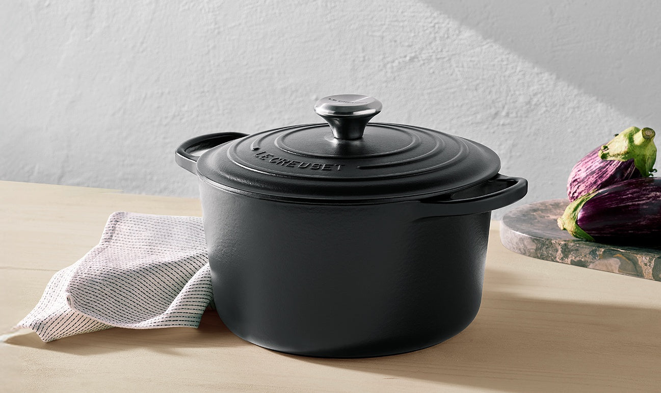 Signature Deep Round Casserole 26cm-Matte Black
