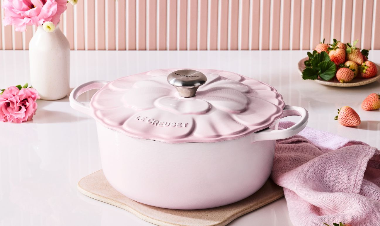Signature Petal Round Casserole 26cm Shell Pink